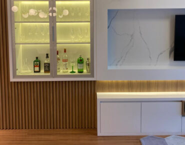 Painel TV com cristaleira - Arquiteta Clarissa Zanatta